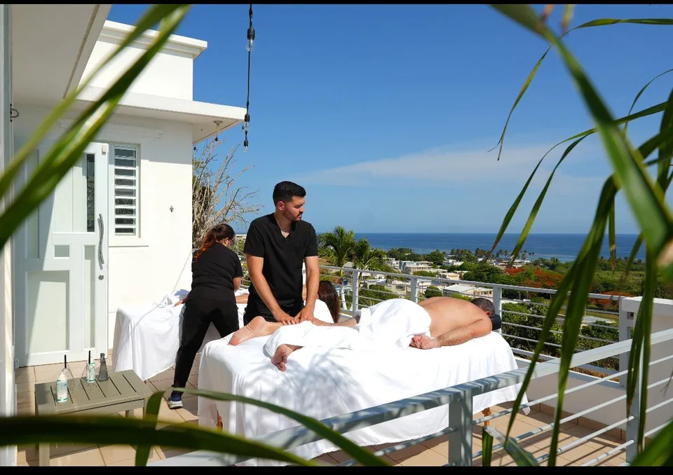 Servicio de masaje en pareja en una terraza